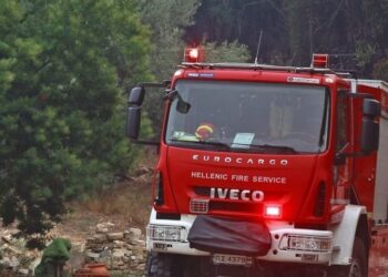 Μαίνεται η φωτιά στη Βουρβουρού Χαλκιδικής – Μήνυμα 112 για απομάκρυνση προς Νικήτη