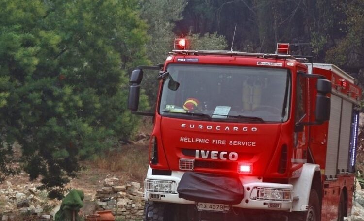 Μαίνεται η φωτιά στη Βουρβουρού Χαλκιδικής – Μήνυμα 112 για απομάκρυνση προς Νικήτη