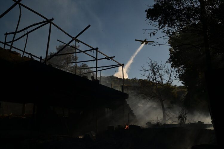 Φωτιά στη Ραφήνα το Πικέρμι και τα Σπάτα