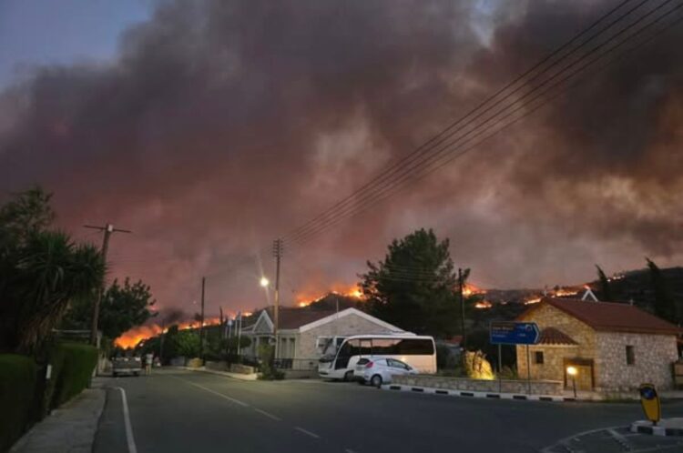 Κύπρος: Ανεξέλεγκτη η φωτιά στην Λεμεσό – Εκκενώνονται οικισμοί, ένας εγκαταυματίας
