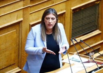 Ζωή Κωνσταντοπούλου σε Αυγενάκη: «Σηκωθήκατε για να μας χτυπήσετε όπως κάνατε στο αεροδρόμιο»