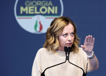 Το μεταναστευτικό εγκλωβίζει την Μελόνι