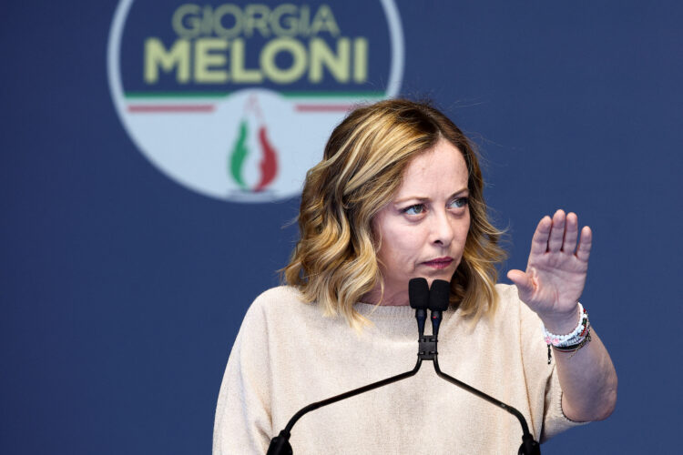 Το μεταναστευτικό εγκλωβίζει την Μελόνι