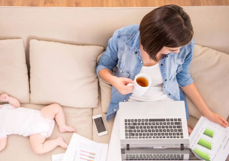 Μαμάδες τηλεργασία