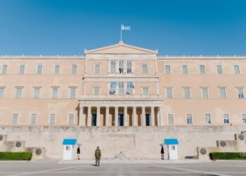 Βουλή - Η Δεξιά μεταμορφώνεται, η Κεντροαριστερά προβληματίζεται: Ποιος μιλάει για τους "πολλούς";