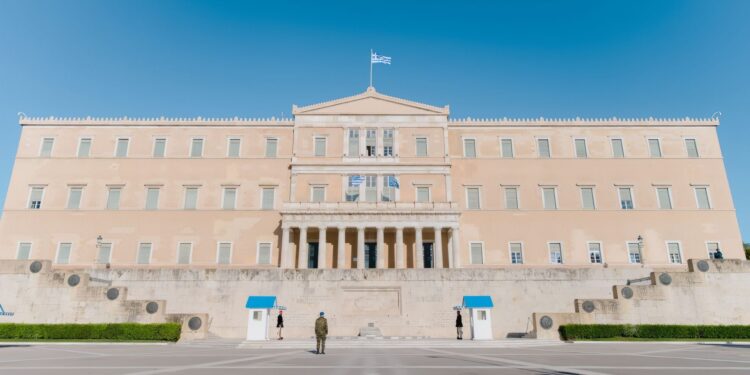 Βουλή - Η Δεξιά μεταμορφώνεται, η Κεντροαριστερά προβληματίζεται: Ποιος μιλάει για τους "πολλούς";