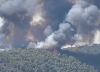 Μαίνεται η φωτιά στη Βουρβουρού Χαλκιδικής