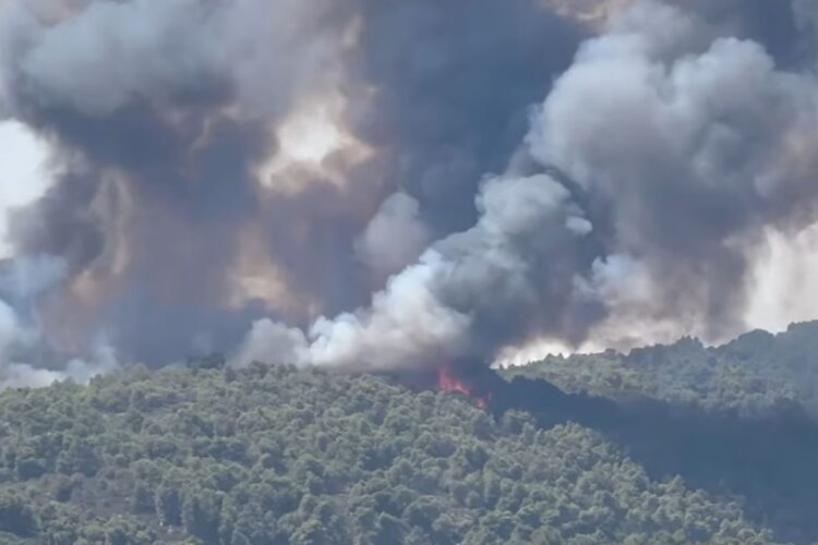 Μαίνεται η φωτιά στη Βουρβουρού Χαλκιδικής