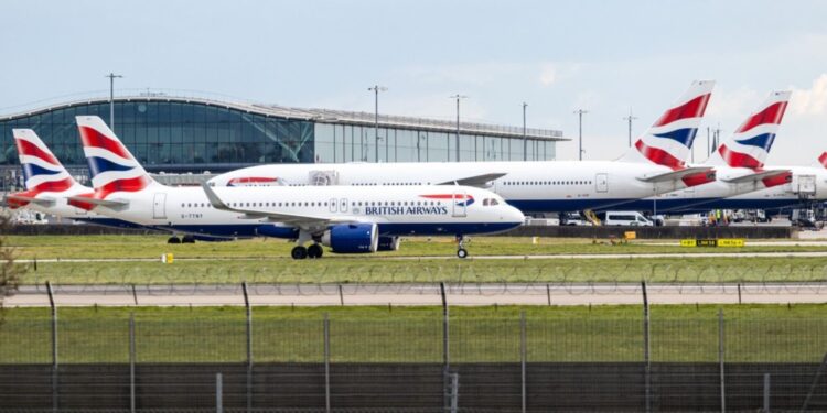 Βρετανία: Άρχισαν ξανά οι πτήσεις – Τεχνικό πρόβλημα είχε καθηλώσει για ώρα τα αεροπλάνα σε Λονδίνο, Εδιμβούργο και Μπέρμιγχαμ