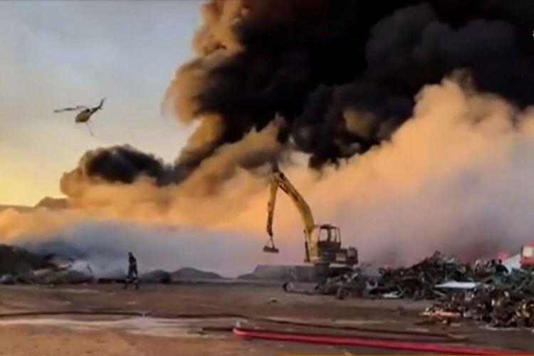 Αλεξανδρούπολη: Συνεχίζεται η φωτιά στο εργοστάσιο ανακύκλωσης – Μήνυμα από το 112