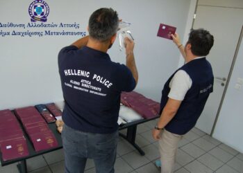 Εξαρθρώθηκε κύκλωμα διακίνησης μεταναστών μέσω Έβρου:  Έπαιρναν 4.000 ευρώ το «κεφάλι» – Κατασχέθηκαν πάνω από 2.000 πλαστά έγγραφα