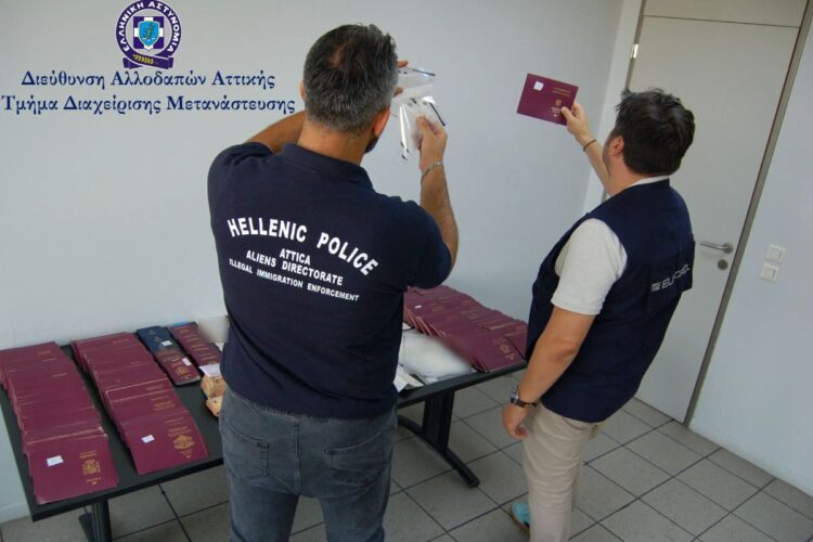 Εξαρθρώθηκε κύκλωμα διακίνησης μεταναστών μέσω Έβρου:  Έπαιρναν 4.000 ευρώ το «κεφάλι» – Κατασχέθηκαν πάνω από 2.000 πλαστά έγγραφα