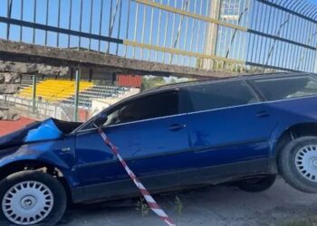 Ηγουμενίτσα: Αυτοκίνητο με 7 μετανάστες «καρφώθηκε» σε μάντρα μετά από καταδίωξη