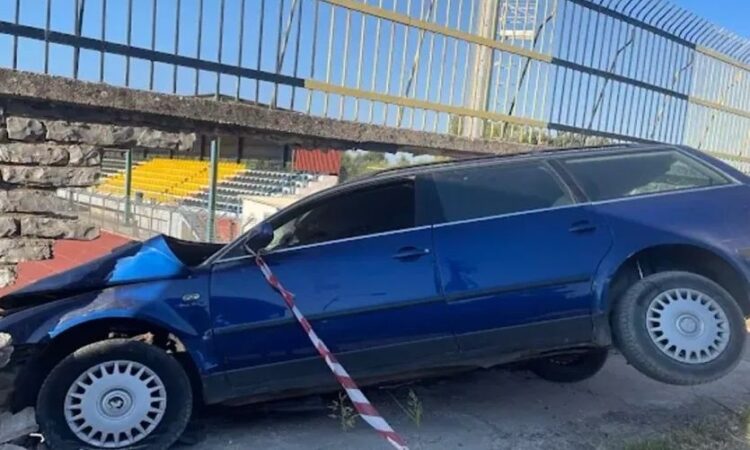 Ηγουμενίτσα: Αυτοκίνητο με 7 μετανάστες «καρφώθηκε» σε μάντρα μετά από καταδίωξη