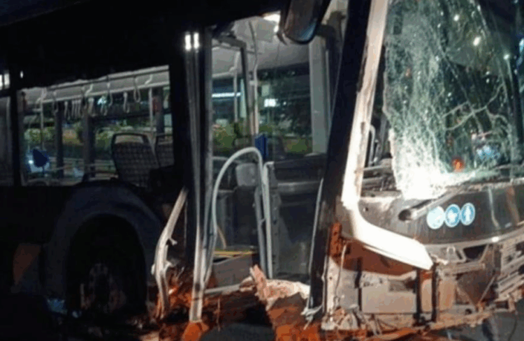 «Ακυβέρνητο» λεωφορείο στη Λ. Βουλιαγμένης έπεσε σε κολώνες, πινακίδες και περίφραξη κτιρίου