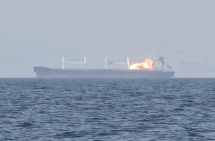 Βίντεο: Η στιγμή που οι Χούθι χτυπούν το ελληνόκτητο πλοίο «Eternity C»