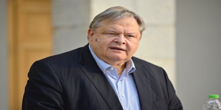 Αιχμηρός Βενιζέλος κατά Μητσοτάκη: «Κραυγαλέα παραβίαση του Συντάγματος, του Κανονισμού της Βουλής και πολλαπλό ευτελισμό των θεσμών»