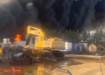 Αλεξανδρούπολη: Συνεχίζεται η κατάσβεση της φωτιάς σε εργοστάσιο ανακύκλωσης