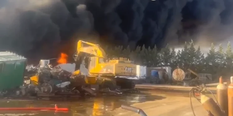 Αλεξανδρούπολη: Συνεχίζεται η κατάσβεση της φωτιάς σε εργοστάσιο ανακύκλωσης