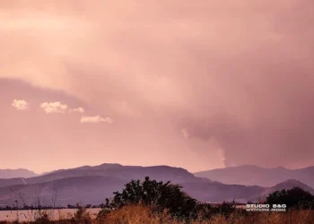 Θρίλερ με τη φωτιά στην Κορινθία: Μέτωπο χιλιομέτρων – Αναφορές για καμένα σπίτια στην Καστανιά – Tι εξετάζουν οι αρχές (βίντεο)