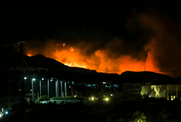Κόλαση φωτιάς στην Ιεράπετρα: Κάηκαν σπίτια και εκκενώθηκαν ξενοδοχεία