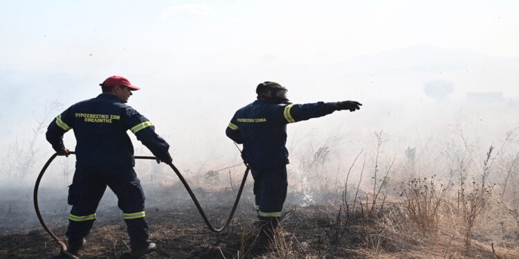 Φωτιές: Υποχώρησαν τα πύρινα μέτωπα – Μάχη με διάσπαρτες εστίες σε Ευρυτανία και Καστοριά