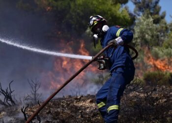 Σε εξέλιξη φωτιά στο Ηράκλειο Κρήτης – Καίει γεωργική έκταση