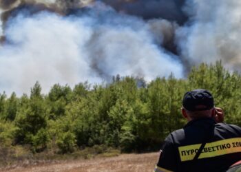 Φωτιά στα Κύθηρα – Επιχείρηση απεγκλωβισμού πολιτών από παραλία