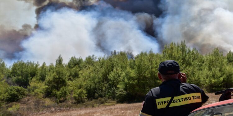 Φωτιά στα Κύθηρα – Επιχείρηση απεγκλωβισμού πολιτών από παραλία