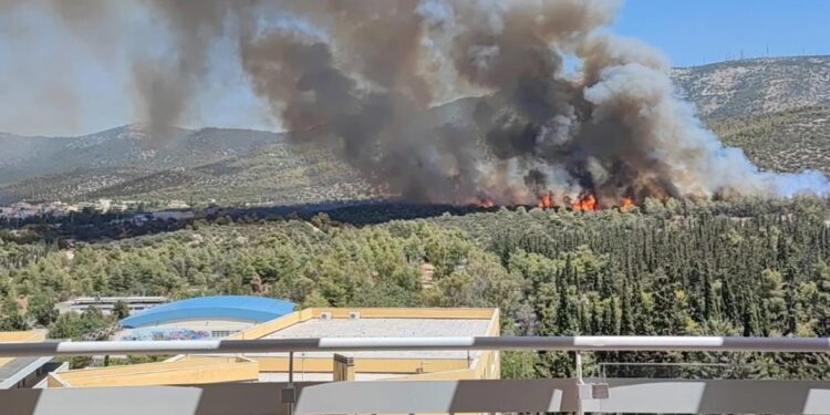 Πώς ξεκίνησε η φωτιά στους πρόποδες του Υμηττού στην Πολυτεχνειούπολη – Αναφορές για 2 εστίες που ξέσπασαν ταυτόχρονα