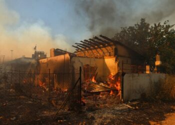 Κάηκαν σπίτια σε Κρυονέρι και Δροσοπηγή – Μεγάλες φωτιές σε Αττική, Εύβοια, Κύθηρα, Μεσσηνία και Κρήτη
