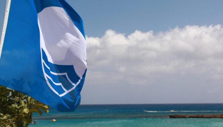 Ποιες είναι οι 12 ελληνικές ακτές που χάνουν τη «Γαλάζια Σημαία»