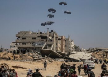 Γάζα: Αεροσκάφη της Ιορδανίας και των ΗΑΕ έριξαν 25 τόνους βοήθειας