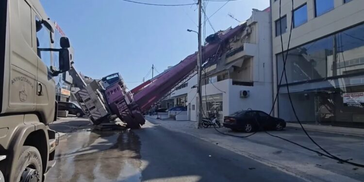 Περιστέρι: Γερανοφόρο έπεσε πάνω σε διώροφη οικία – Ένας τραυματίας