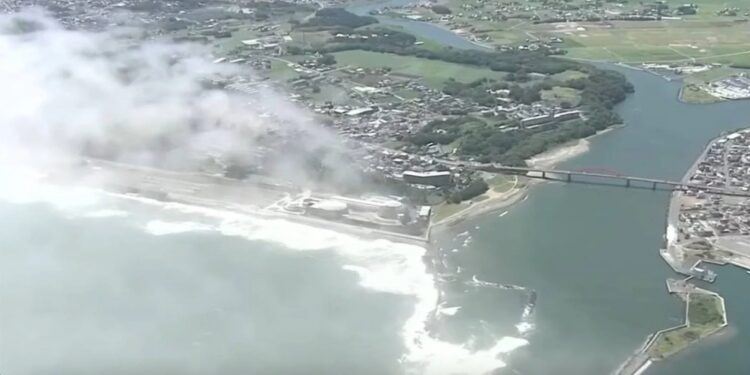 Σεισμός «μαμούθ» στη Ρωσία: Έφτασε το τσουνάμι σε Χαβάη και Αλάσκα – Στην Ιαπωνία ανέβηκαν στις στέγες κτιρίων και περιμένουν να χτυπήσει