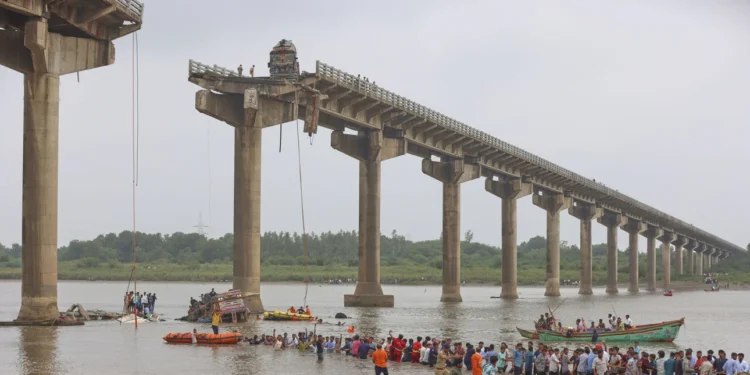 Ινδία: Τουλάχιστον 10 νεκροί από κατάρρευση γέφυρας