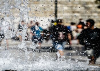 Καιρός: Η πορεία του καύσωνα – 43άρια σήμερα – Καίνε τα τσιμέντα και τη νύχτα