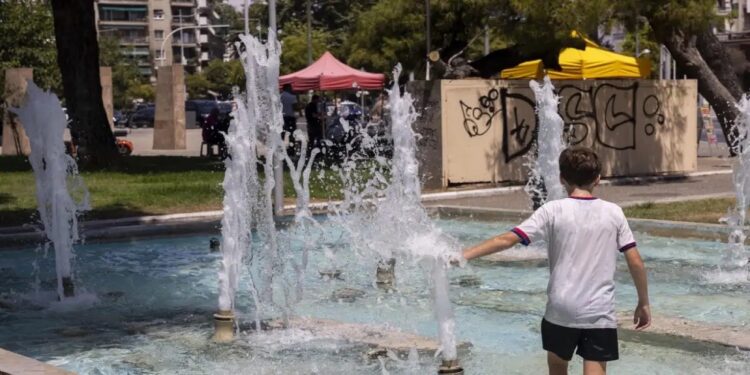 Νέο έκτακτο δελτίο καιρού από την ΕΜΥ: Κόκκινη προειδοποίηση για τον καύσωνα – Παίρνει παράταση μέχρι την Δευτέρα!