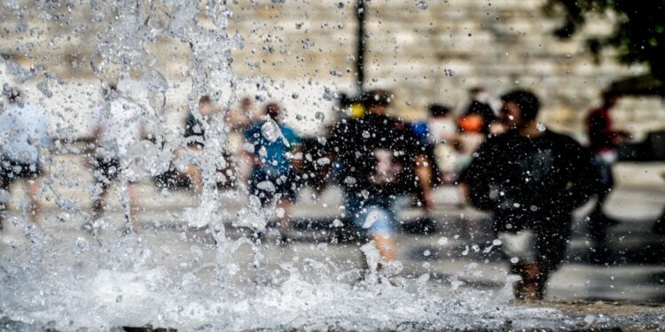Καιρός: Η πορεία του καύσωνα – 43άρια σήμερα – Καίνε τα τσιμέντα και τη νύχτα