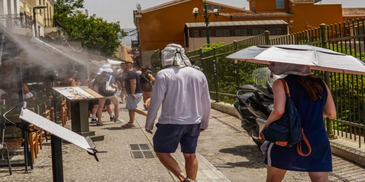 Καιρός: Καύσωνας διαρκείας με 43άρια και αποπνικτικά βράδια με πολύ υψηλές θερμοκρασίες