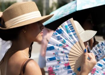 Καιρός: Ατελείωτος καύσωνας – Μέχρι τους 44 βαθμούς σήμερα ο υδράργυρος στην Αττική