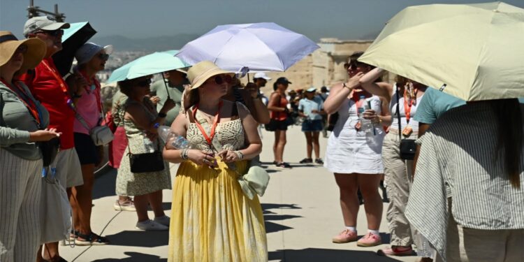 Καιρός: «Καμίνι» όλη η χώρα για 7η μέρα με 41 βαθμούς – Κοπάζουν οι άνεμοι