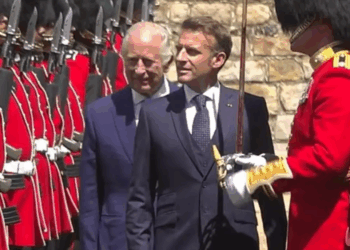 Μακρόν βασιλιάς Κάρολος