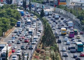 Στο κόκκινο η κίνηση στην Αττική – Σχεδόν 30 λεπτά οι καθυστερήσεις