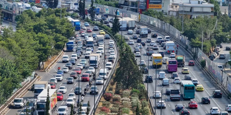 Στο κόκκινο η κίνηση στην Αττική – Σχεδόν 30 λεπτά οι καθυστερήσεις