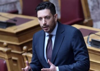 Βουλή: Άναψε… κόντρες το ατύχημα με τον Προαστιακό – Οι διάλογοι Κυρανάκη – Κουτσούμπα
