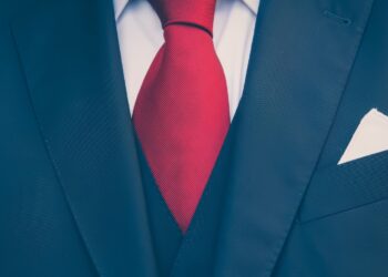 Ποιος υφυπουργός πήγε με κόκκινη γραβάτα στο ετήσιο μνημόσυνο για την τουρκική εισβολή στην Κύπρο