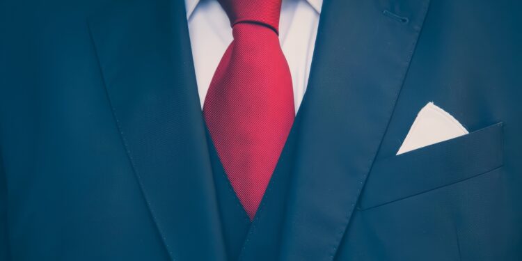 Ποιος υφυπουργός πήγε με κόκκινη γραβάτα στο ετήσιο μνημόσυνο για την τουρκική εισβολή στην Κύπρο