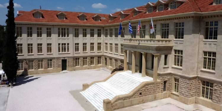 Κολλέγιο Αθηνών - Απολύσεις