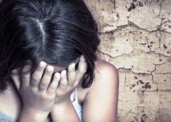 Σοκ στον Βόλο: Μητέρα πουλούσε γυμνές φωτογραφίες της 12χρονης κόρης της